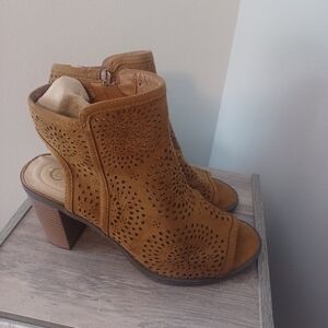 C Comfort Cut Out Peep Toe Heeled Booties Sz 9